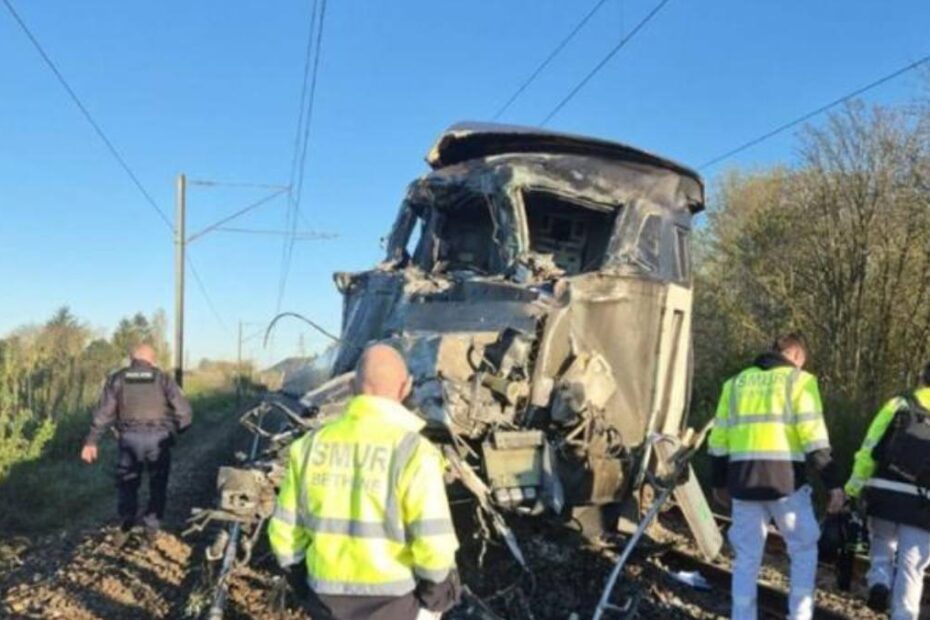 Un tren cu sute de pasageri a intrat într-un convoi militar