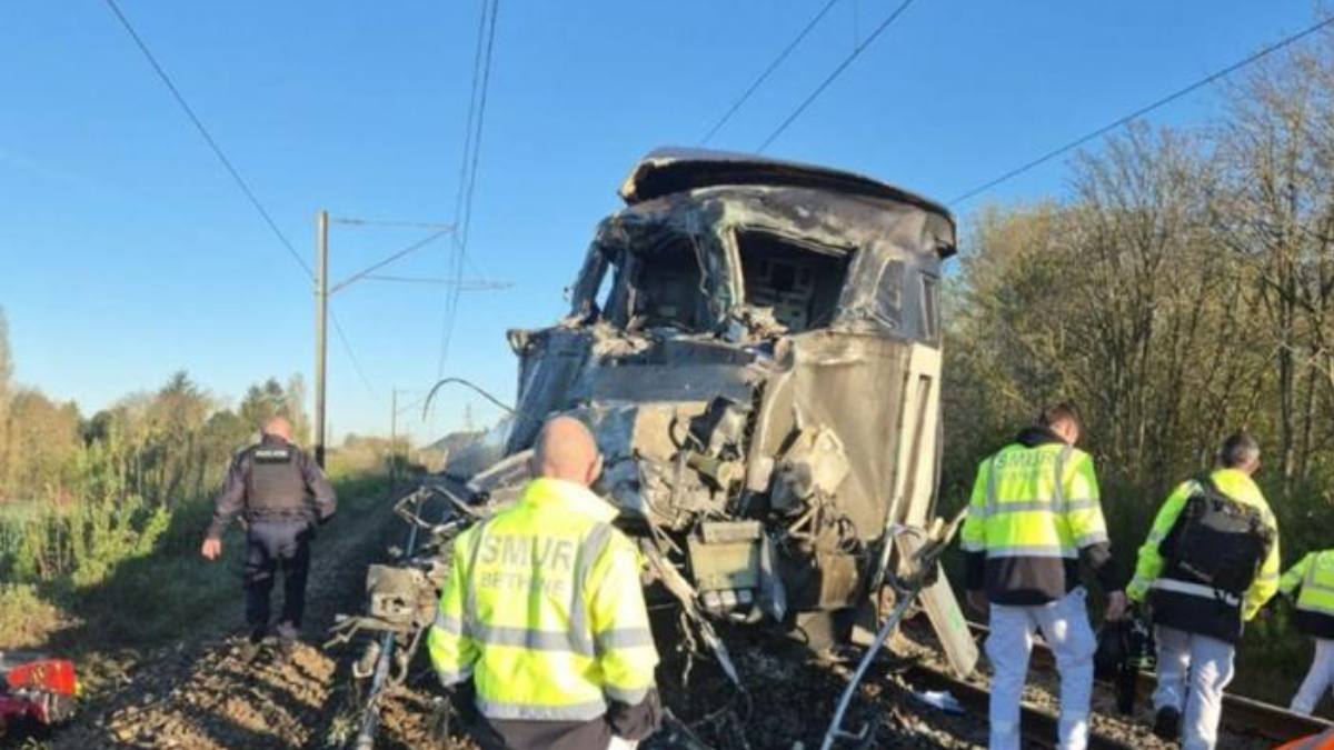 Un tren cu sute de pasageri a intrat într-un convoi militar