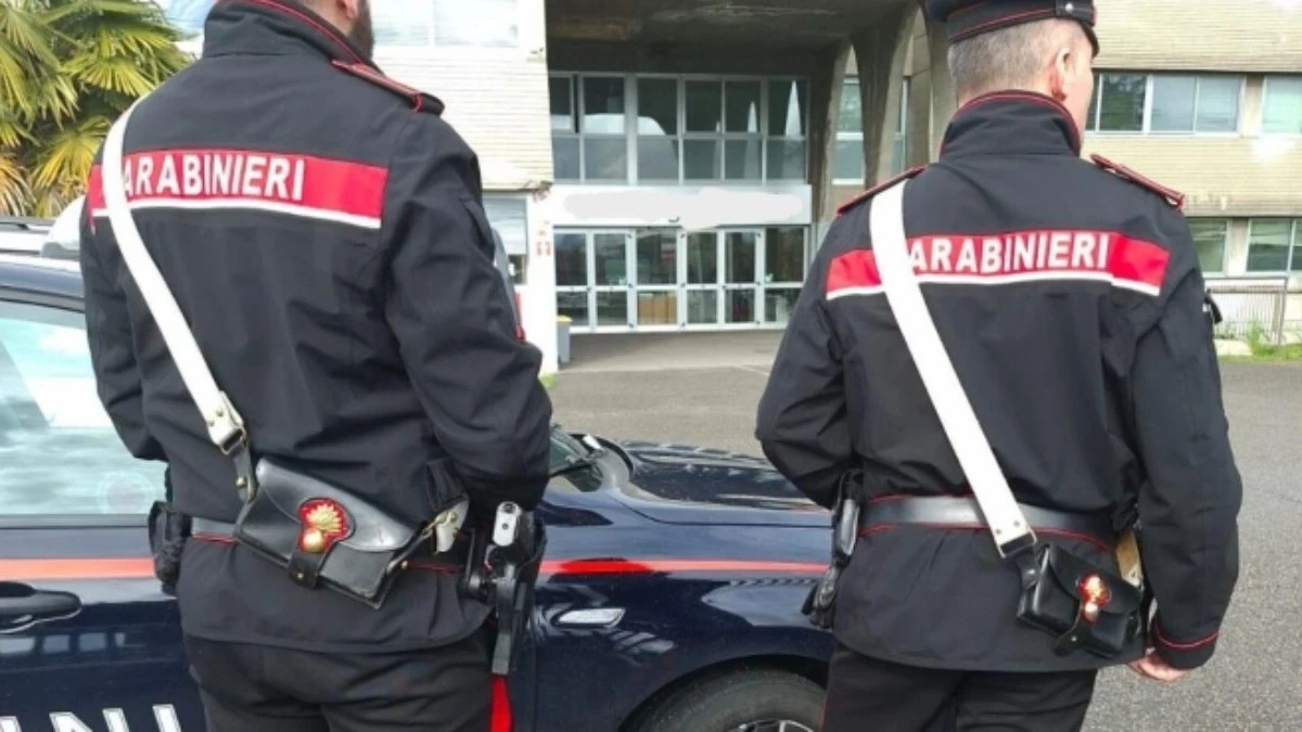 Carabinierii și echipajele de urgență în fața unei școli din provincia Pisa
