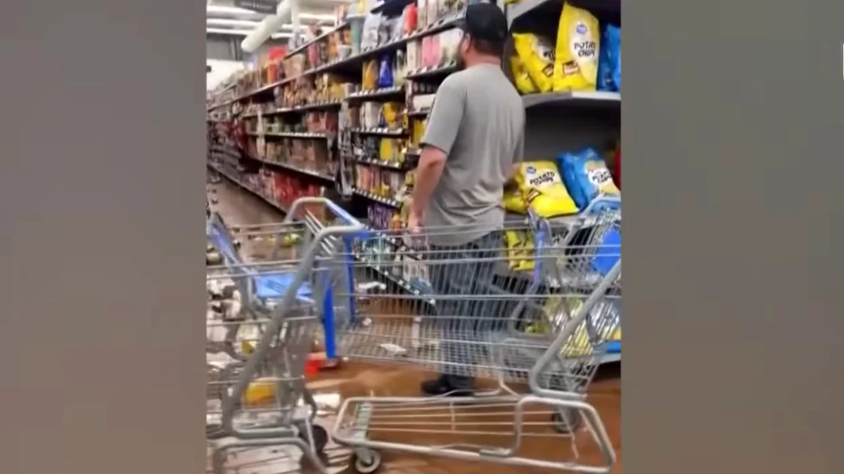 Rafturi răvășite într-un magazin după cutremurul de 5,7 din Nevada