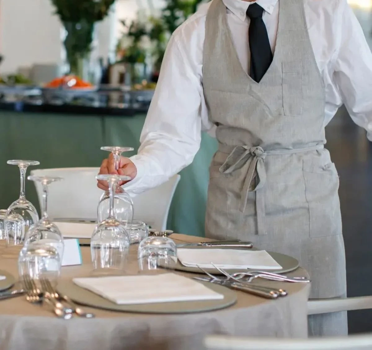 Restaurant cu masă pregătită pentru servire