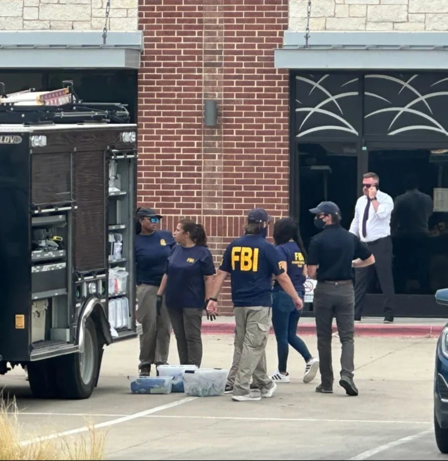 Imagine din zona centrului comercial din Carrollton, Texas, după incidentul armat