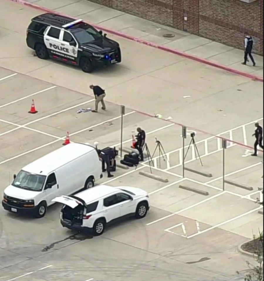 Mașini de poliție și forțe de intervenție în Carrollton, Texas, după reținerea suspectului