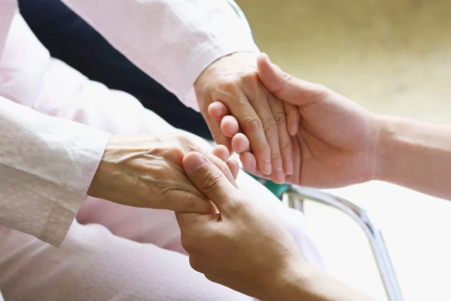 Efecte secundare ale vaccinului AstraZeneca Foto: mâinile unei persoane bolnave ținute de o altă persoană
