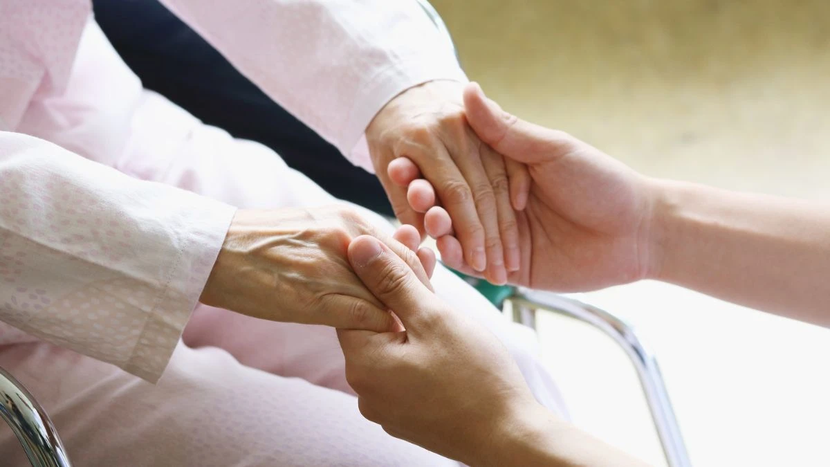 Efecte secundare ale vaccinului AstraZeneca Foto: mâinile unei persoane bolnave ținute de o altă persoană