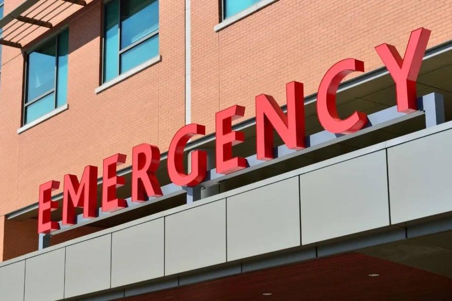 cozi la Urgențe în Anglia Foto: inscripția „emergency” pe peretele spitalului