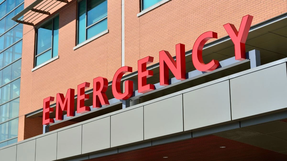 Cozi la UPU în Anglia: inscripția «emergency» pe peretele unui spital