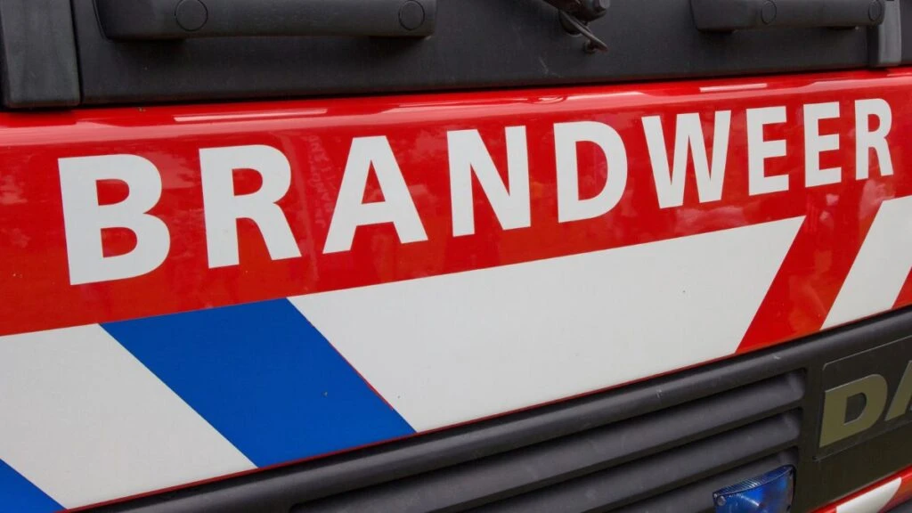Pompieri intervenind în Olanda după un incendiu