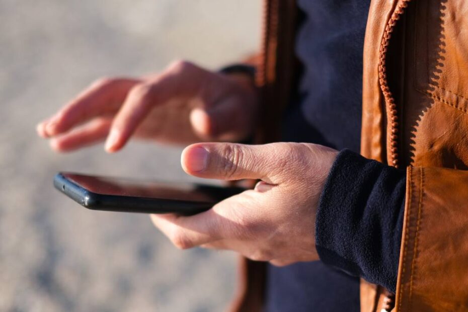 Român prins cu 40 de telefoane mobile în Austria