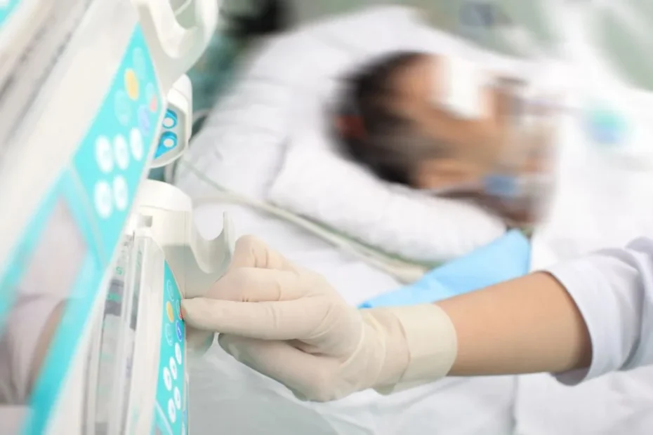 Un adolescent de 17 ani luptă pentru viață sa după ce a fost infectat cu o „bacterie carnivoră”