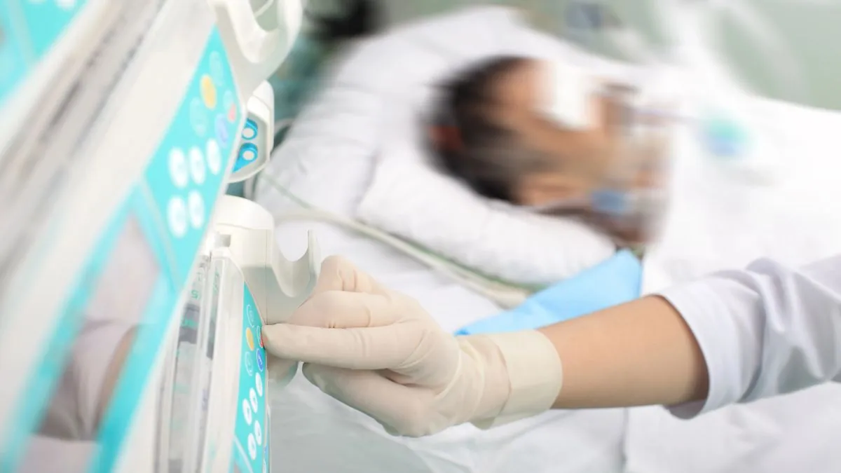 Un adolescent de 17 ani luptă pentru viață sa după ce a fost infectat cu o „bacterie carnivoră”