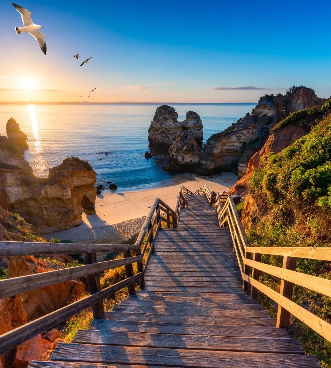 Coasta stâncoasă și plajele însorite din Algarve, Portugalia