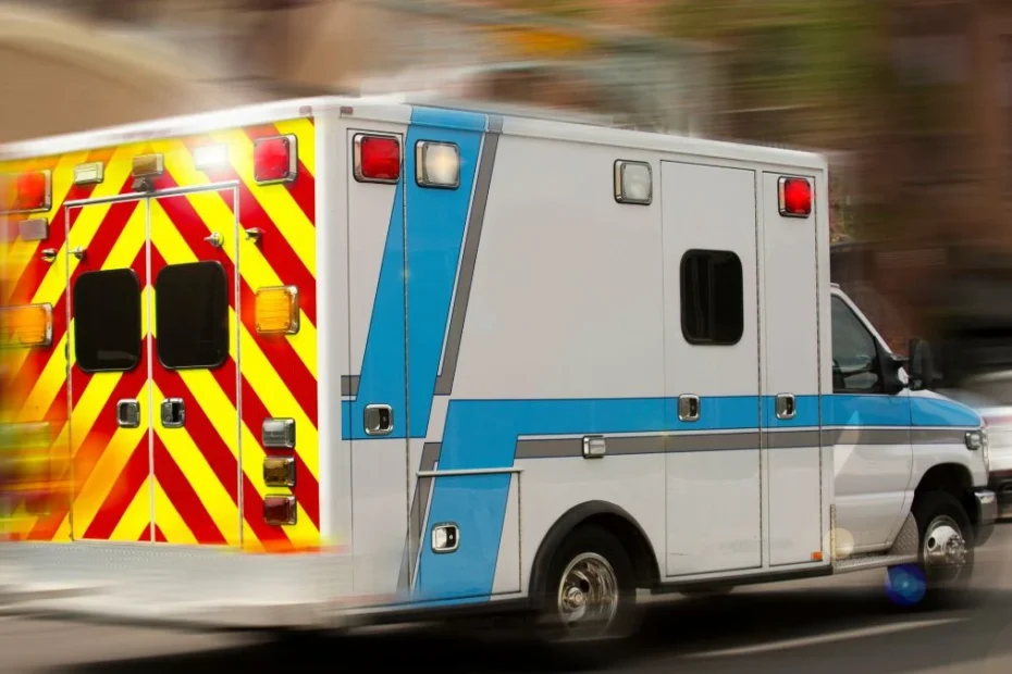 Tot mai mulți copii sunt spitalizați din cauza băuturii populare de vară. În imagine, o ambulanță pregătită pentru intervenție