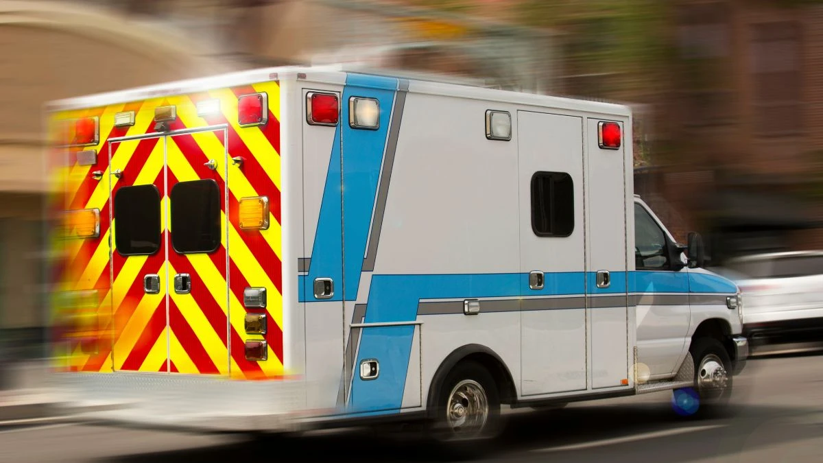 Tot mai mulți copii sunt spitalizați din cauza băuturii populare de vară. În imagine, o ambulanță pregătită pentru intervenție