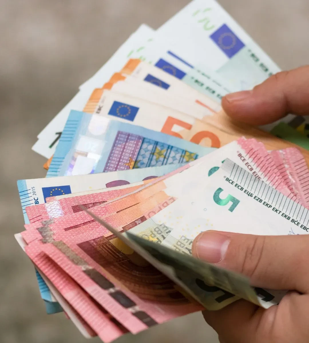 Bancnota euro dispare pentru totdeauna. În imagine, un teanc de bancnote euro de diferite valori