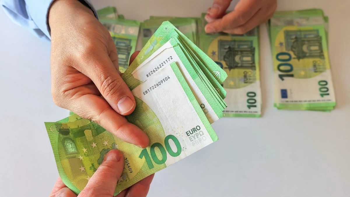 De ce ne este atât de greu să renunțăm la numerar? Psihologia din spatele banilor cash
