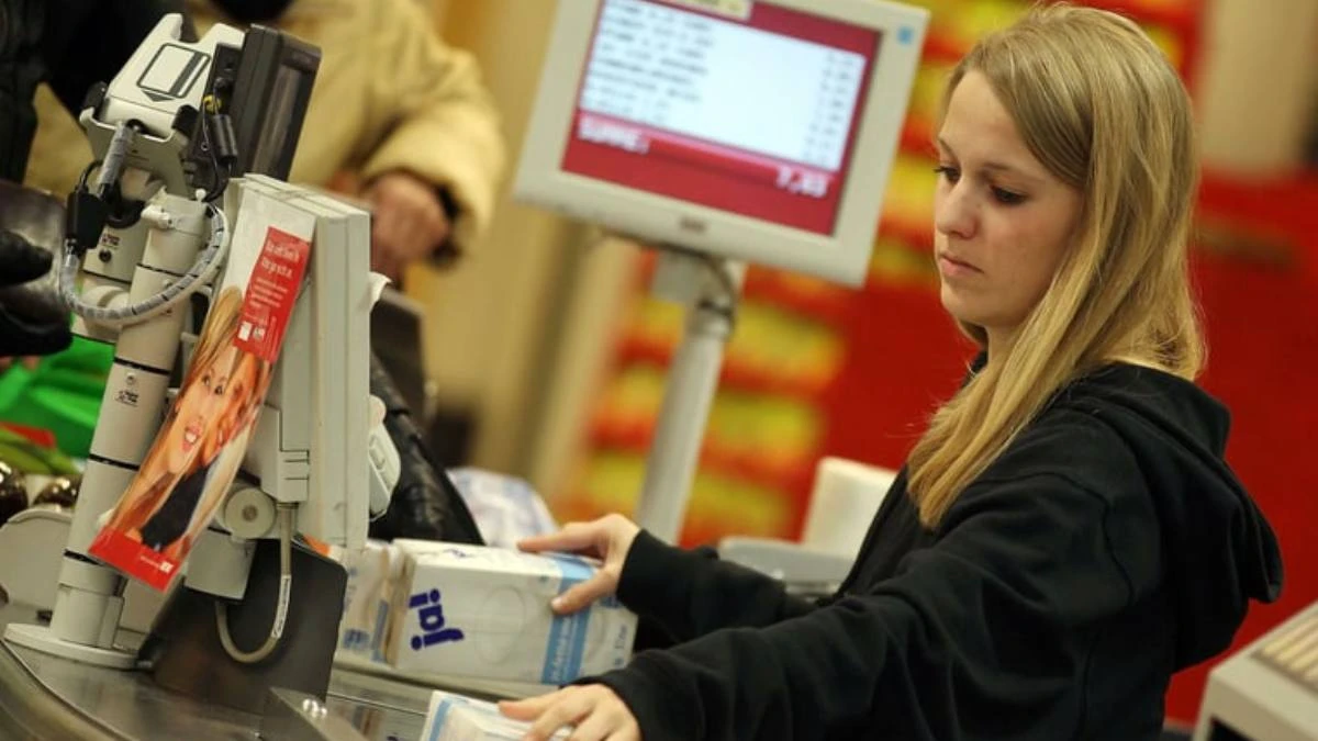 Germania schimbare la Minijob de la 1 iulie. În imagine, un casier la supermarket