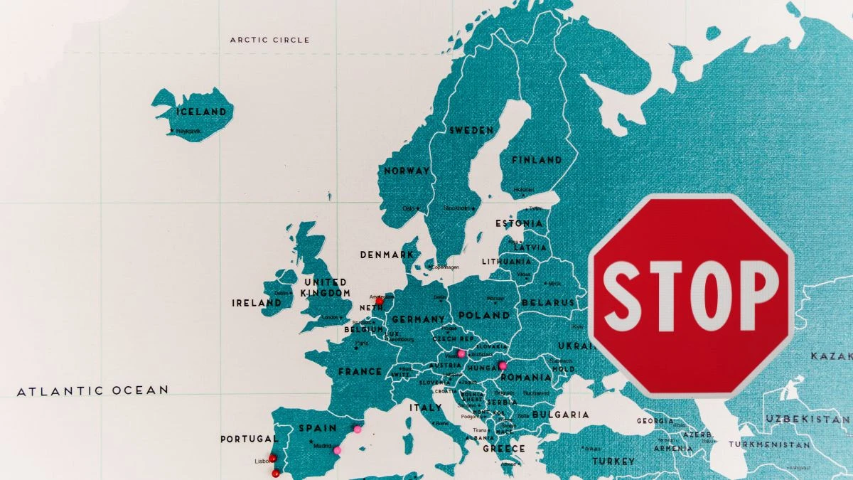 Hartă a Europei și semn de stop, avertisment privind rujeola în Europa
