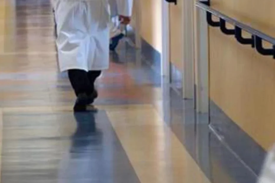 Fentanil furat din spital. În imagine: angajat pe culoar