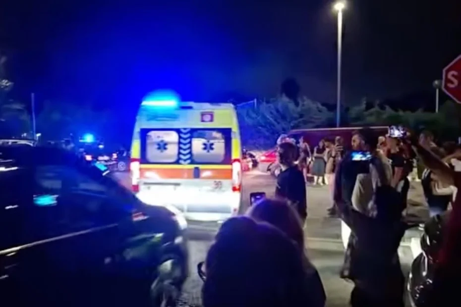 a căzut de pe scenă în timpul unui concert, a ajuns la spital și își suspendă turneul estival pentru recuperare. Imagine: ambulanța la fața locului