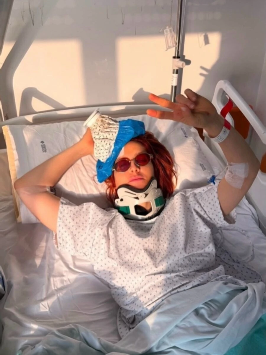 Imagine; cântăreașa Noemi după căderea de pe scenă