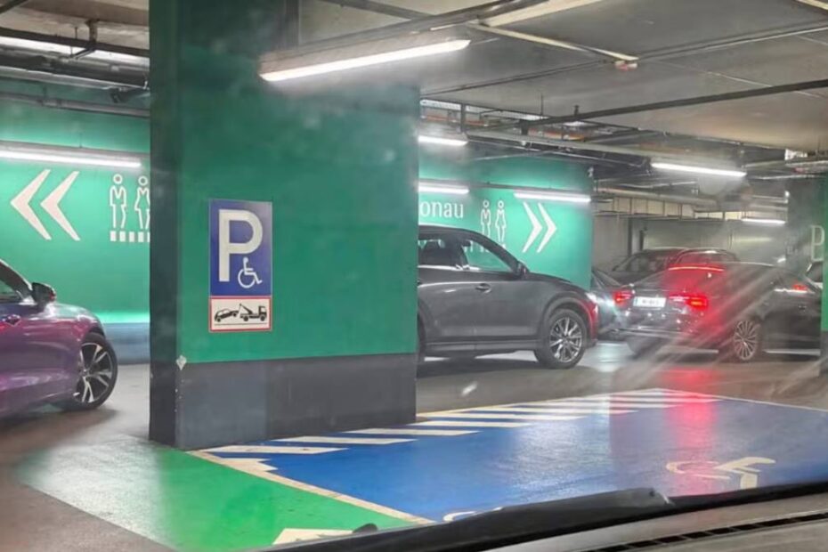 Tâlhar atacă două femei în parcarea unui centru comercial