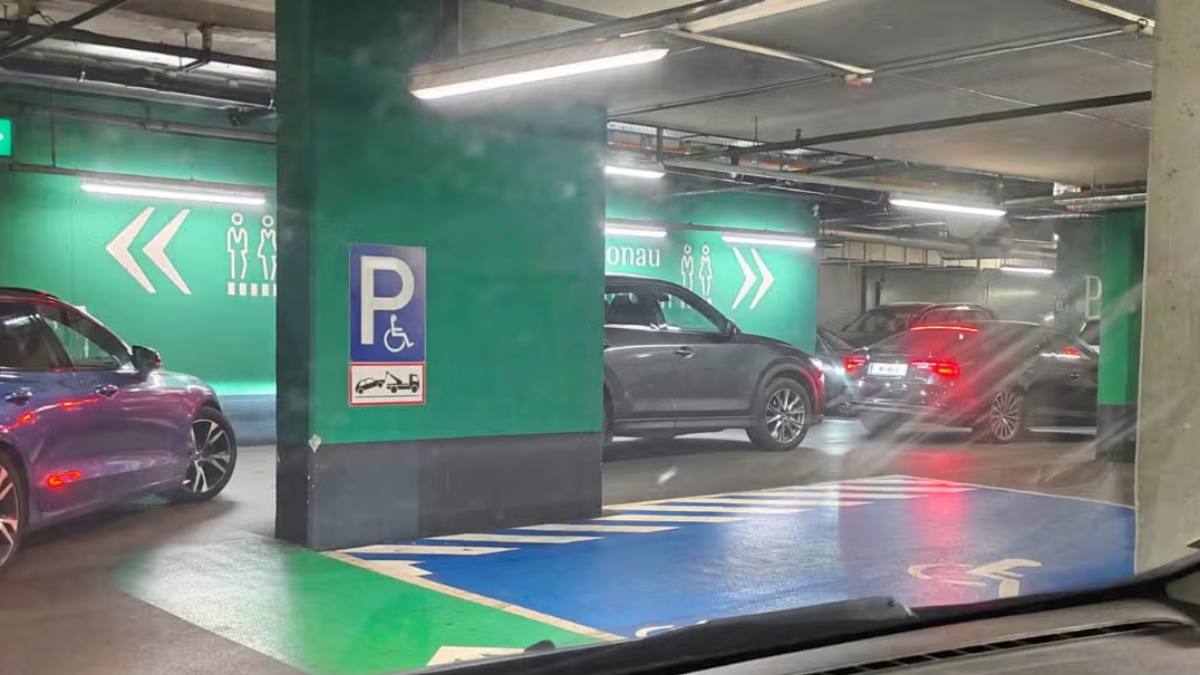 Tâlhar atacă două femei în parcarea unui centru comercial
