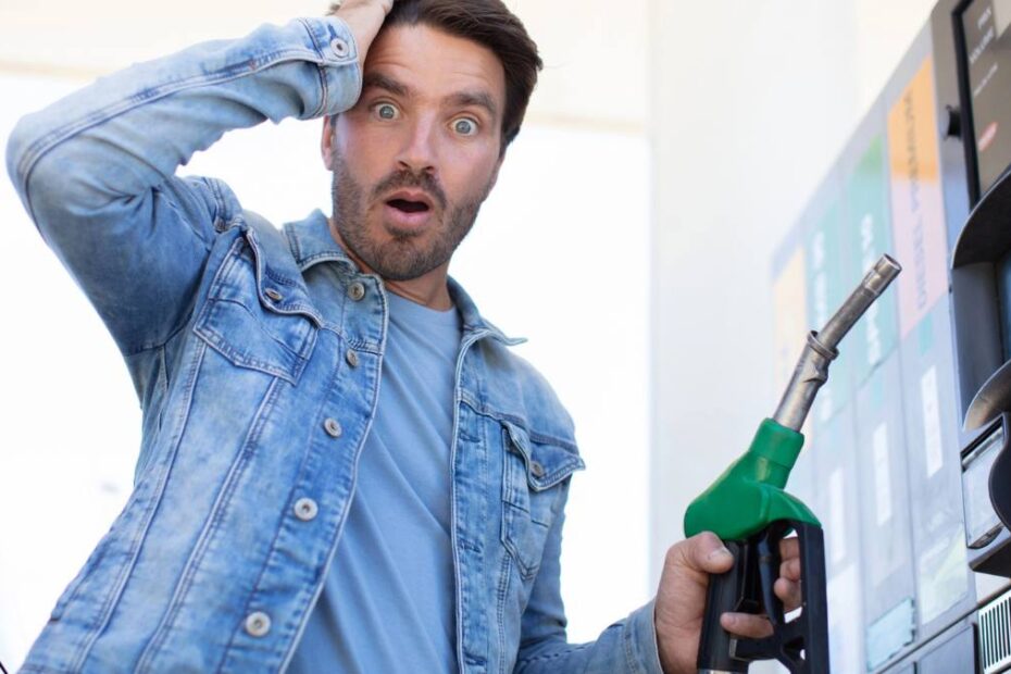 Prețurile carburanților au explodat în Austria. În imagine, o persoană șocată la o benzinărie