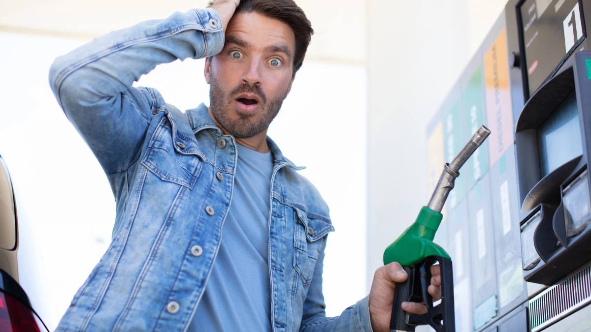 Prețurile carburanților au explodat în Austria. În imagine, o persoană șocată la o benzinărie