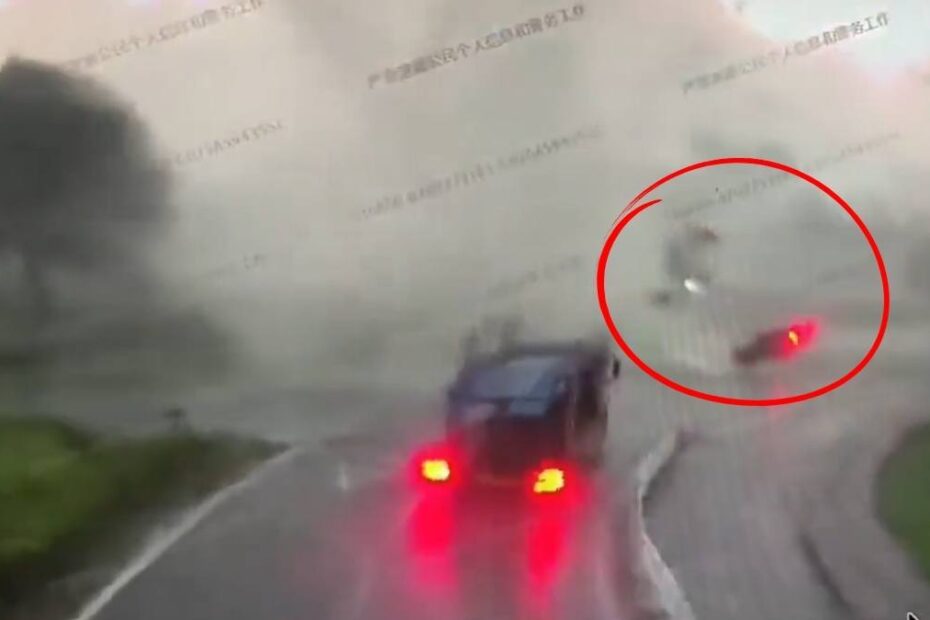 Tornada ridică mașinile de pe șosea