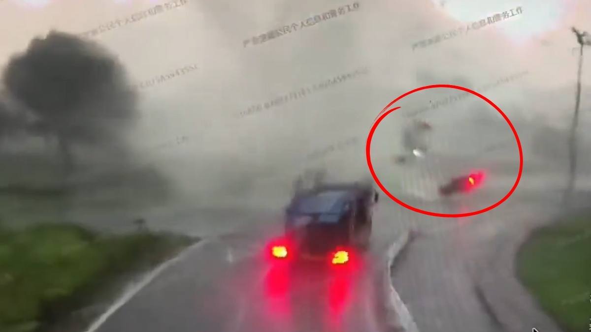Tornada ridică mașinile de pe șosea