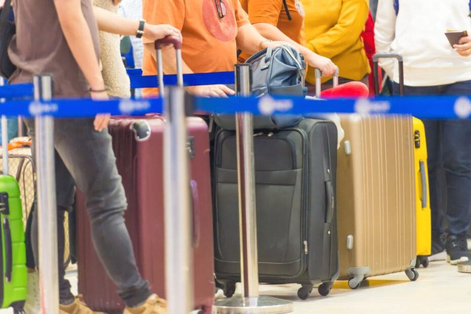 Cozi la controlul de frontieră pe aeroporturi: ce se întâmplă în Austria și de ce românii nu sunt vizați direct de noul sistem EES. În imagine: călători în interiorul aeroportului