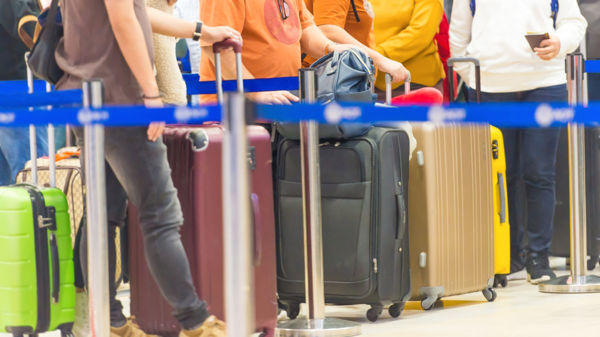Cozi la controlul de frontieră pe aeroporturi: ce se întâmplă în Austria și de ce românii nu sunt vizați direct de noul sistem EES. În imagine: călători în interiorul aeroportului