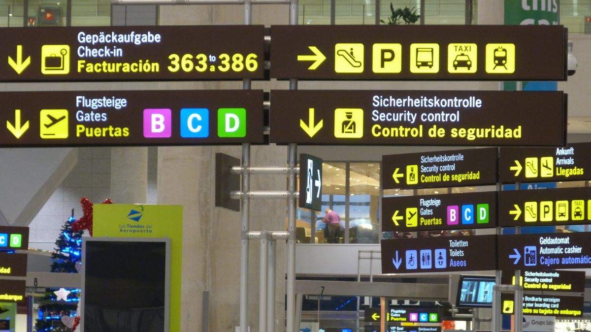 Cozi la controlul de frontieră pe aeroporturi: ce se întâmplă în Austria și de ce românii nu sunt vizați direct de noul sistem EES. În imagine: călători în interiorul aeroportului