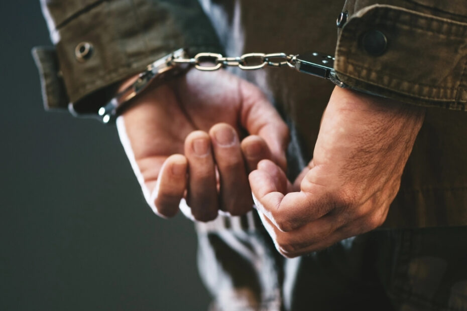 A împins o femeie în tufișuri și a strangulat-o