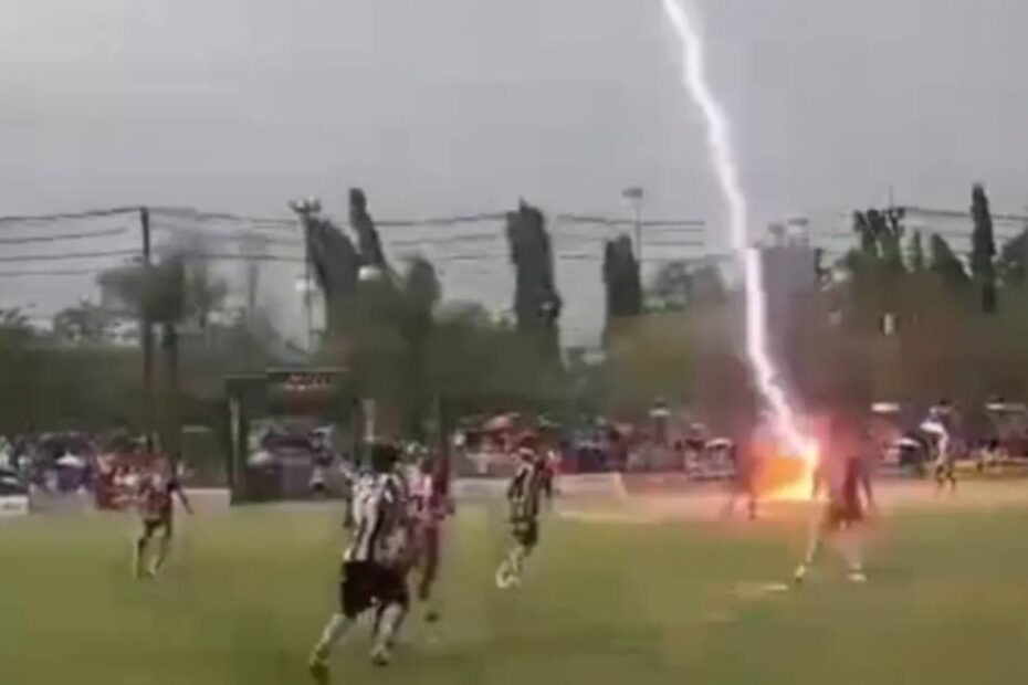 fotbalist a murit după ce a fost lovit de fulger în timpul unui meci