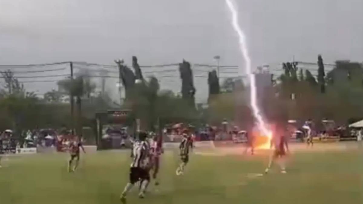fotbalist a murit după ce a fost lovit de fulger în timpul unui meci