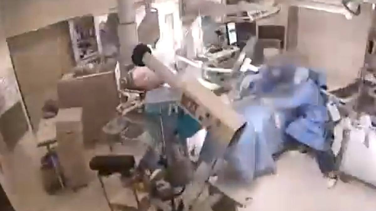 Video șocant de la o intervenție chirurgicală în timpul cutremuruluiv