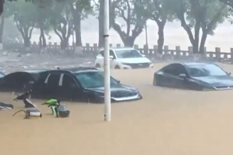 Ploi torențiale devastatoare și evacuări în masă în Hainan. Imagine cu mașini scufundate