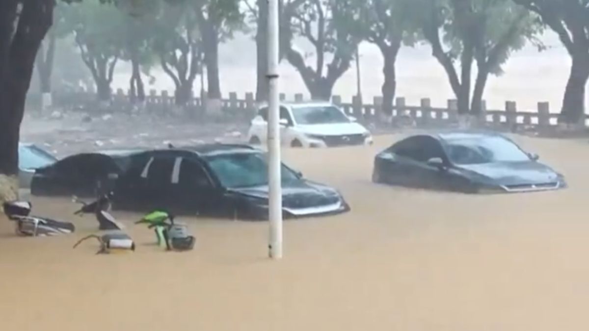 Ploi torențiale devastatoare și evacuări în masă în Hainan. Imagine cu mașini scufundate