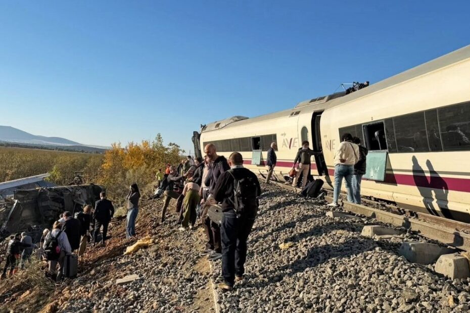 Pasageri evacuați lângă un tren AVE și vagoane avariate după accidentul feroviar din Spania