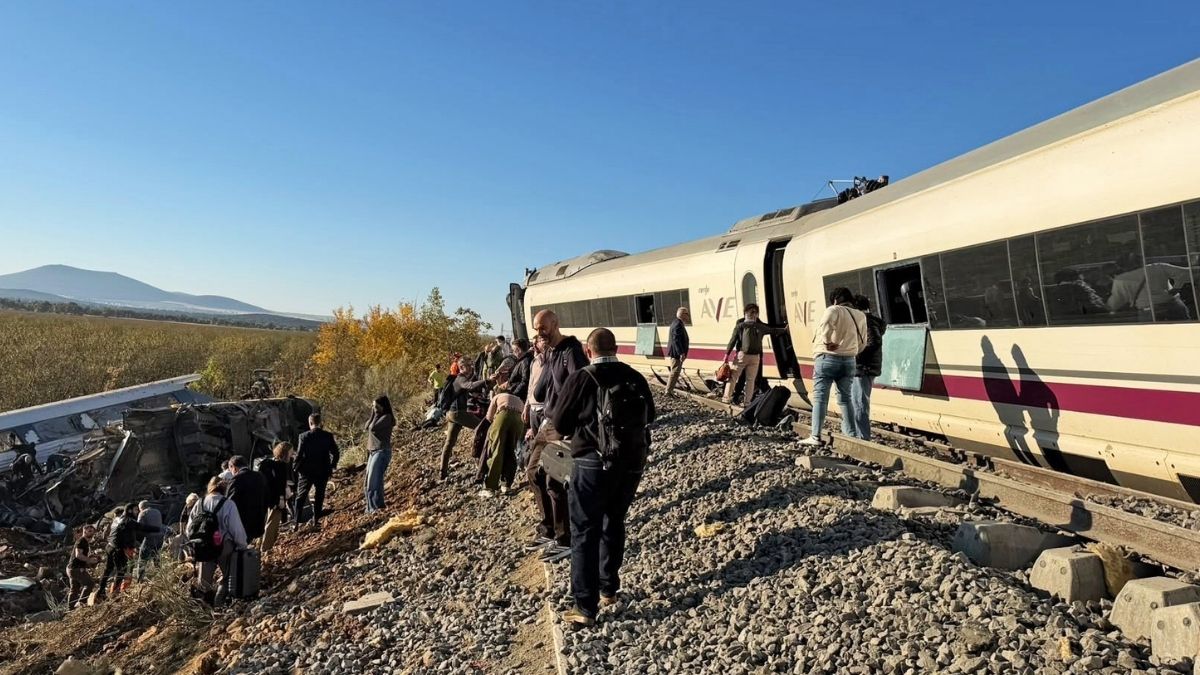 Pasageri evacuați lângă un tren AVE și vagoane avariate după accidentul feroviar din Spania