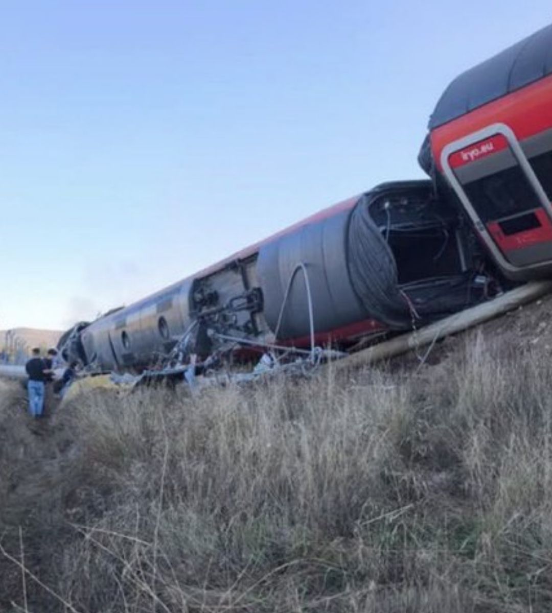 Vagoane ale unui tren Iryo răsturnate pe terasament după un accident feroviar