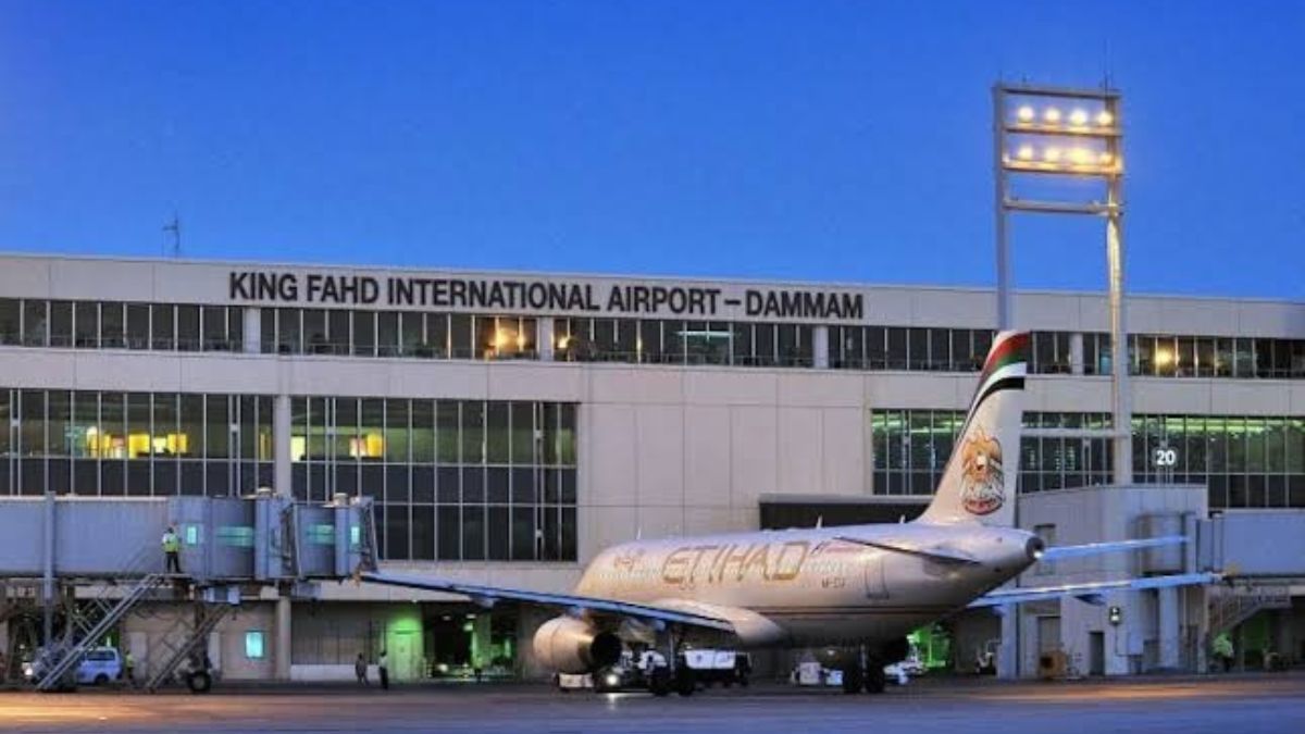 Terminalul aeroportului internațional King Fahd din Dammam, cu un avion Etihad parcat la poartă