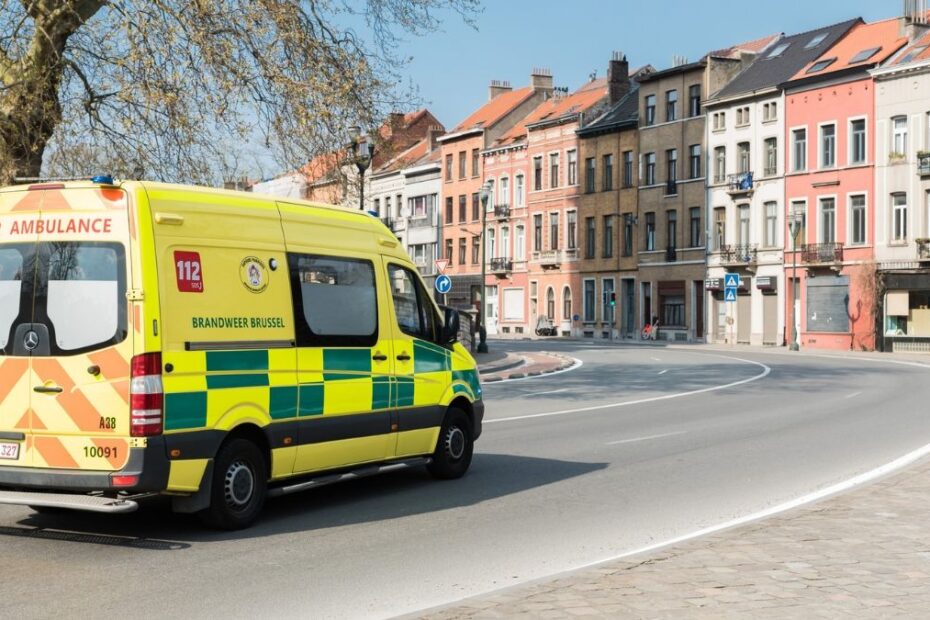 Ambulanță galbenă a serviciului de urgență din Bruxelles pe o stradă din Belgia