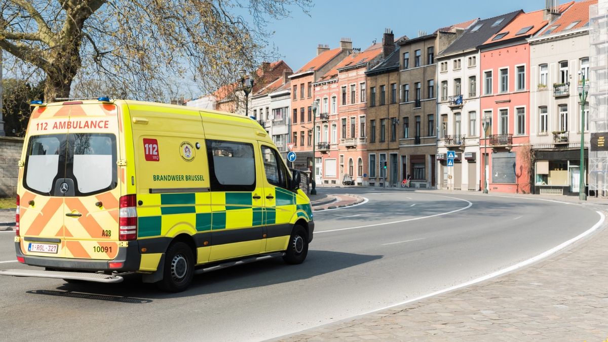 Ambulanță galbenă a serviciului de urgență din Bruxelles pe o stradă din Belgia