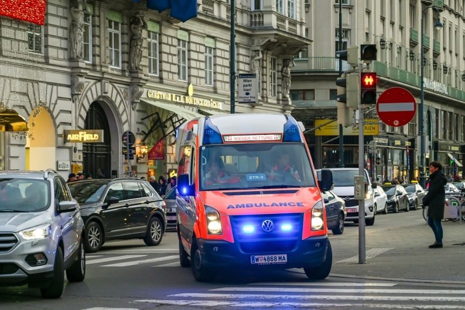 Ambulanță în Viena, unde un muncitor român a murit într-un grav accident de muncă