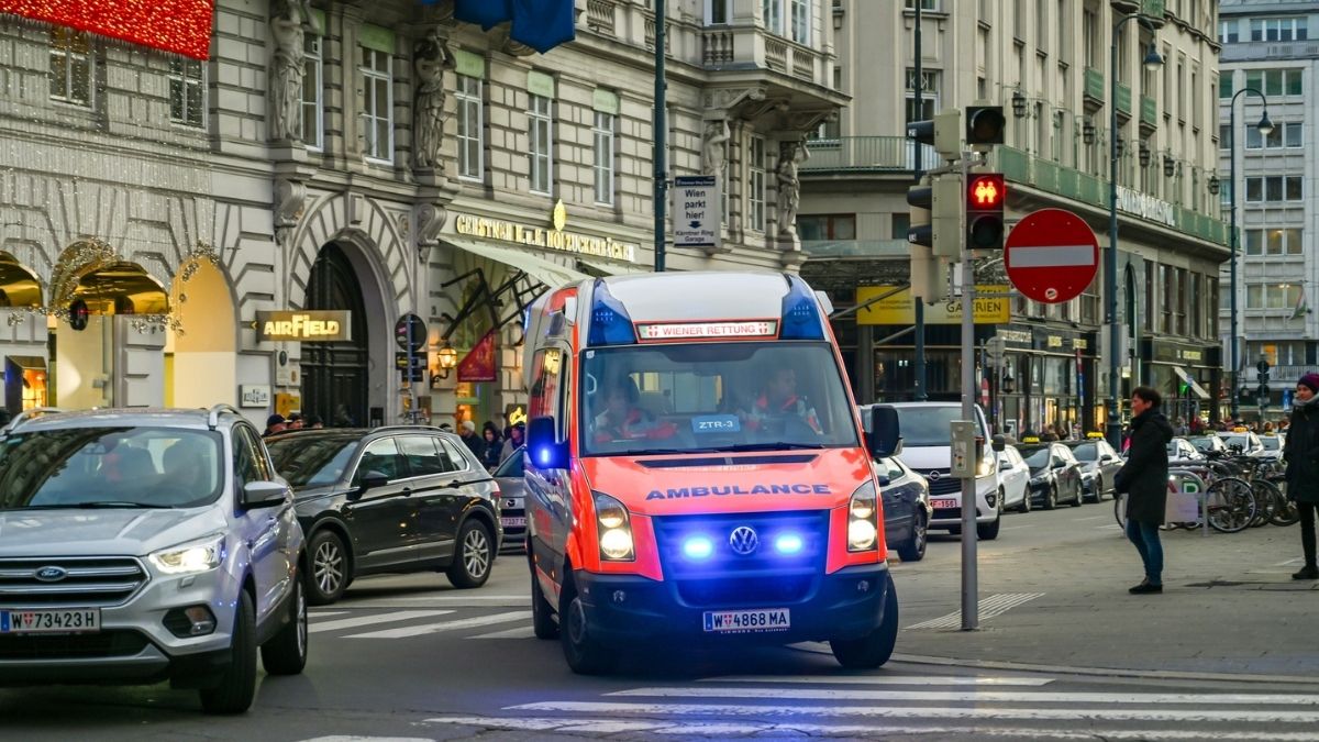 Ambulanță în Viena, unde un muncitor român a murit într-un grav accident de muncă