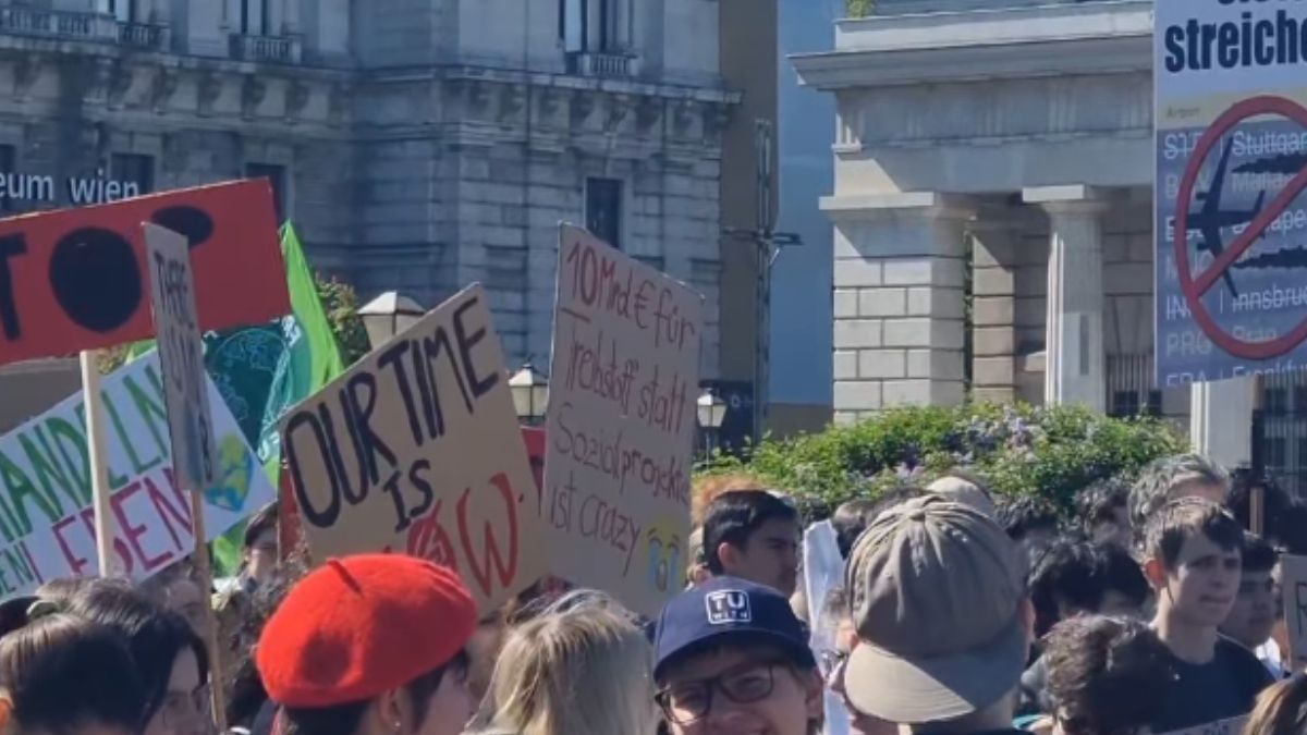 Manifestanți la un protest pentru protecția climei în Viena, Austria, cu pancarte și mesaje împotriva schimbărilor climatice.