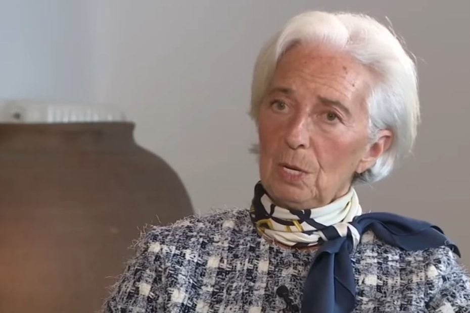 Christine Lagarde, așezată într-un fotoliu în timpul unui interviu